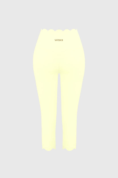 Scallop Scrunch Capri Legging